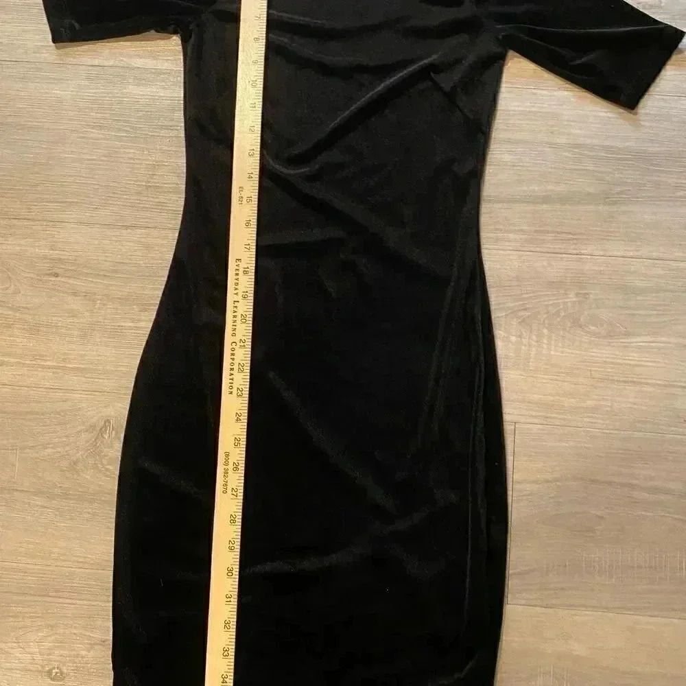 Gorgeous velvet open shoulder dress - Picture 3 of 4